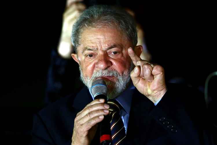 Lula com microfone e dedo apontado