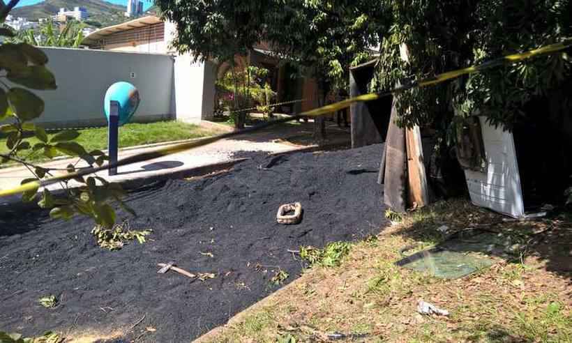 O veículo bateu em árvores e atingiu dois carros, tombando em seguida