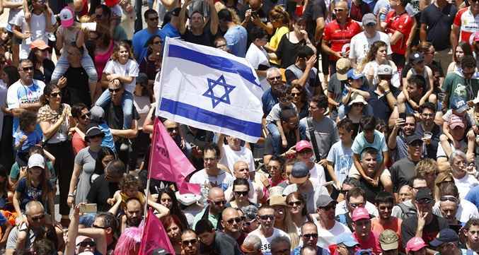 pessoas com a bandeira de israel