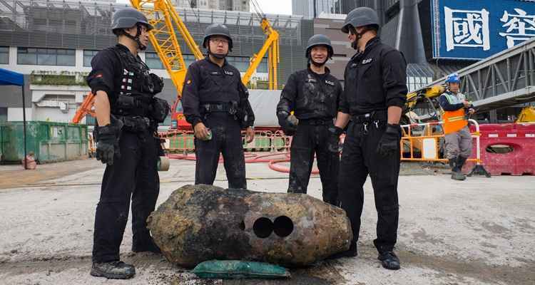 policiais ao lado da bomba