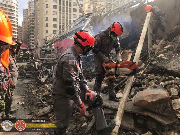 Na segunda-feira, 7/5, o Corpo de Bombeiros chegou a confirmar oficialmente as buscas pelo camelô, que passou a ser considerado do 6º desaparecido