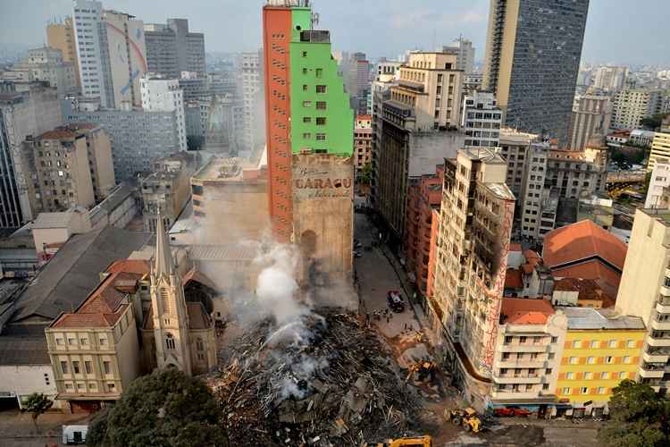 Escombros do prédio que pegou fogo em São Paulo