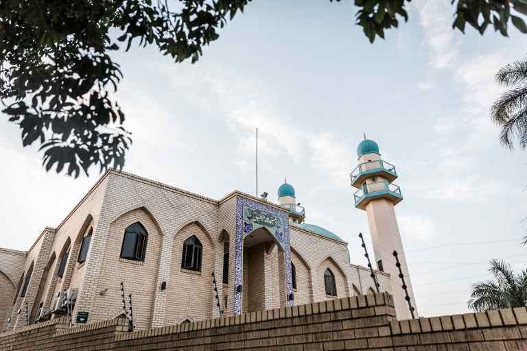 Na quinta-feira, três pessoas armadas com facas entraram em uma mesquita xiita de Verulam, no subúrbio de Durban, onde degolaram um homem e esfaquearam outros dois