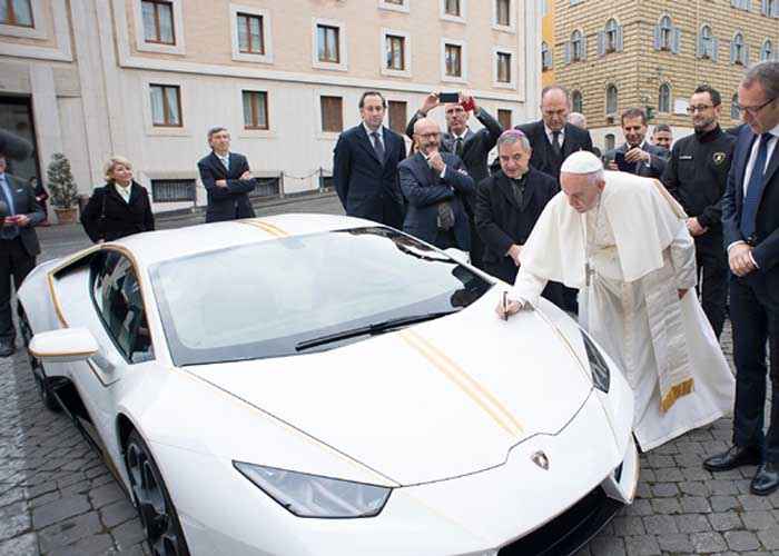 O papa benzeu e assinou o Lamborghini ao recebê-lo, em novembro