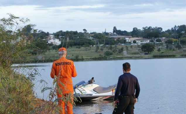 Bombeiros às margens do Lago Paranoá: corpo  em avançado estado de decomposição