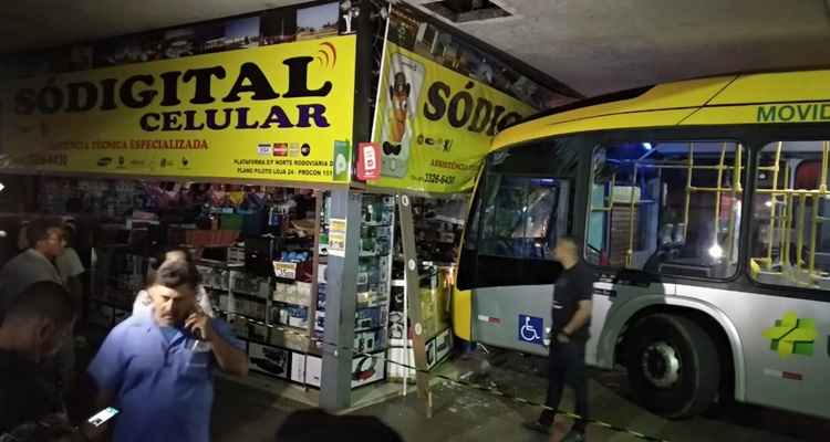 Ônibus invade loja de celular na rodoviária