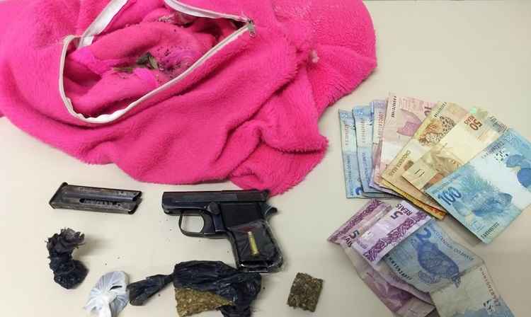 Almofada onde foram encontrados uma pistola e tabletes de maconha