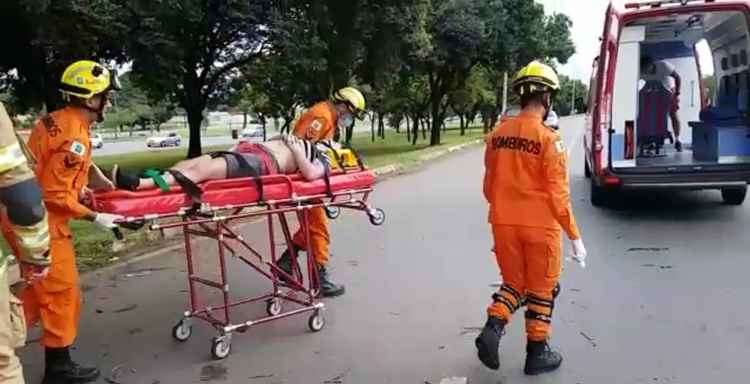 O acidente aconteceu às 7h33 deste domingo (20/5). A criança estava deitada na grama, há cerca de 10 metros do veículo