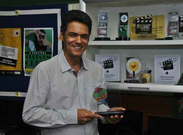 Professor Zaldo exibe, com orgulho, troféu da conquista na etapa regional do Prêmio Professores do Brasil