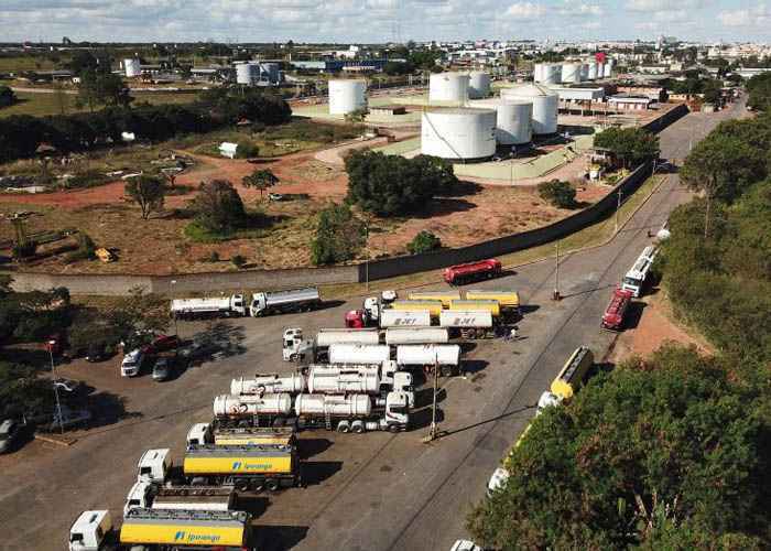 Caminhões-tanques parados nas proximidades de distribuidoras de combustíveis no SIA: risco de desabastecimento pressiona o governo a intensificar as negociações para o fim do protesto