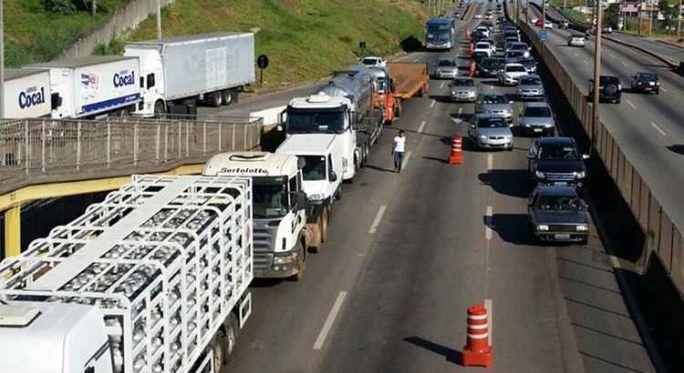 Movimentação tranquila no entorno e na portaria da Regap, na BR-381