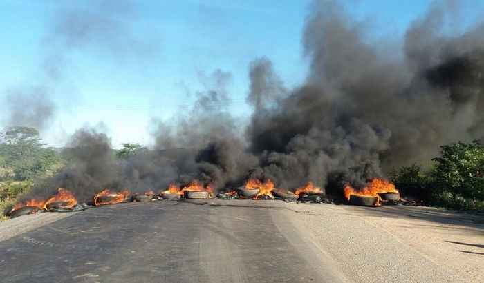 Protesto em Sertânia, no km 274 da BR 232