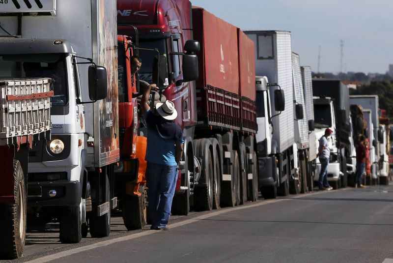 Caminhoneiros fazem protesto contra a alta no preço dos combustíveis na BR-040