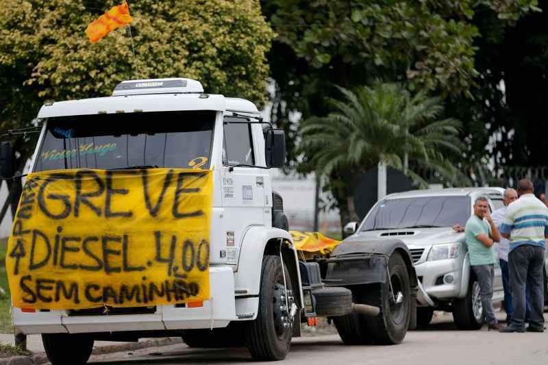 Caminhoneiros protestam contra elevação no preço do diesel na rodovia BR-040, em Duque de Caxia