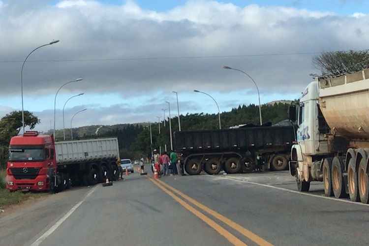 Motociclistas obstruem rodovia