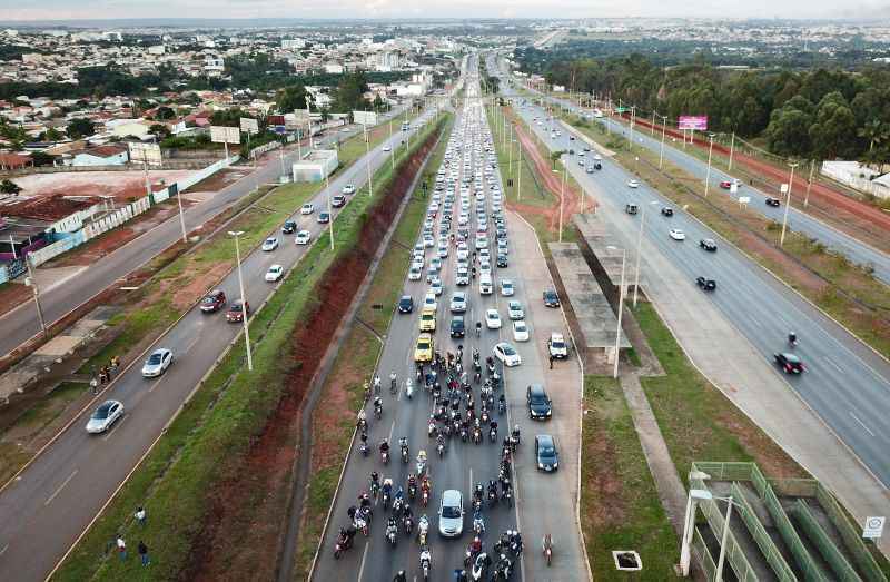 Manifestantes fecham a Estrada Parque Taguatinga - EPTG, em apoio à greve dos caminhoneiros