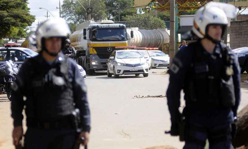 Policiais militares fazem escoltam para saída de um caminhão carregado de combustível da distribuidora do SIA: álcool e gasolina para veículos de segurança pública e saúde