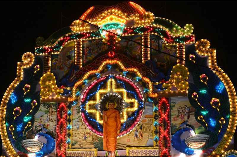 A festa marca a comemoração do nascimento, iluminação e morte de Buda e é conhecida como celebração do Vesak