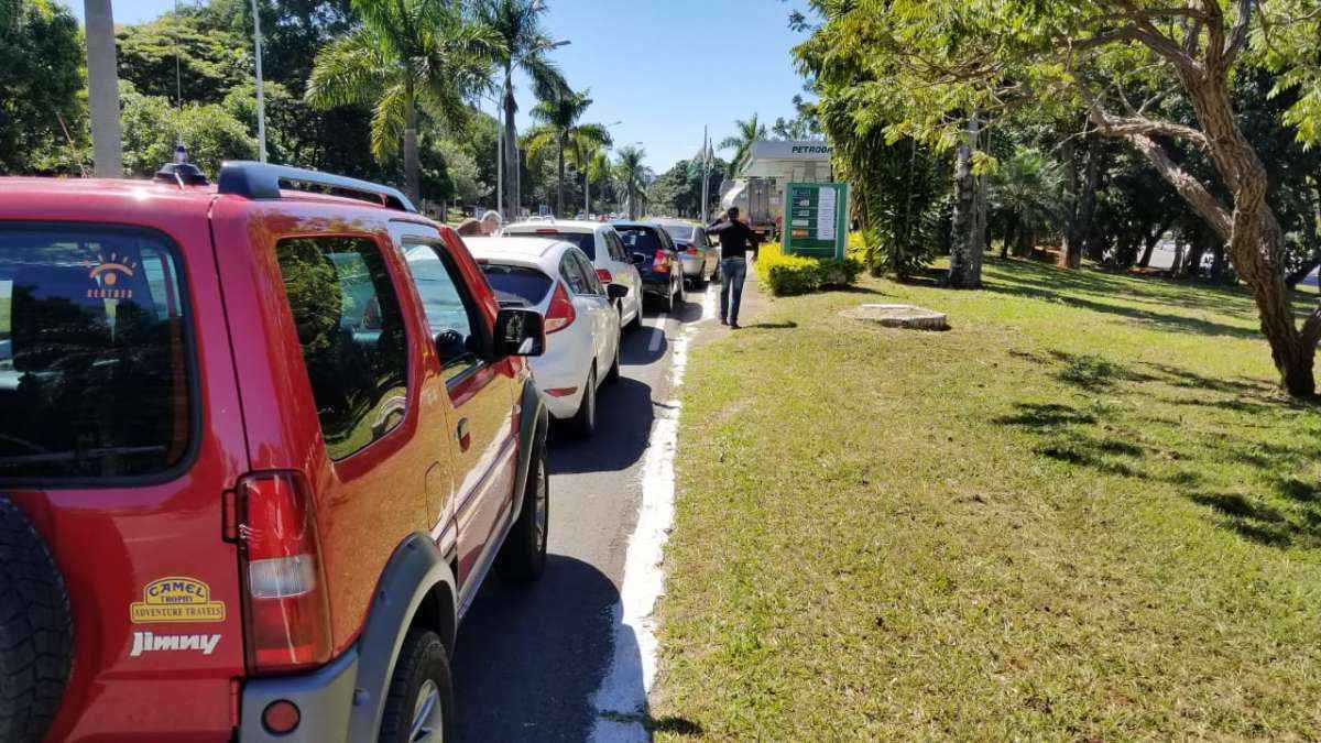 Fila de motoristas no posto da 105 Sul