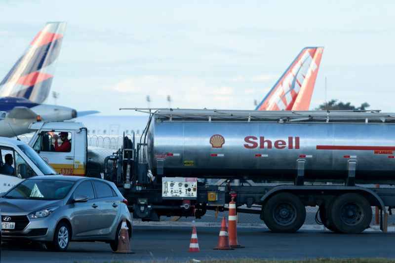 Caminhões abastecem Aeroporto de Brasília com 240 mil litros de querosene 