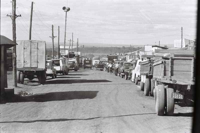 A imagem, conservada pelo Arquivo Público, mostra a avenida central do  Núcleo Bandeirante, que concentrava a população que se mudou para o Planalto Central  nos primeiros anos da construção de Brasília