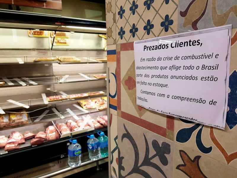 Prateleira vazia em supermercado da quadra 104 do Sudoeste: estoque de carnes no fim e aviso aos clientes sobre a escassez de outras mercadorias, principalmente perecíveis