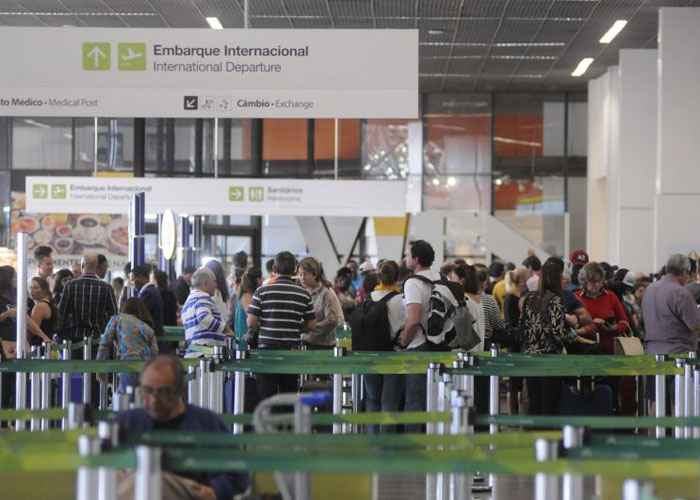 Filas no saguão do aeroporto da capital federal. Para que a operação seja normalizada no DF, são necessários ao menos 20 caminhões-tanque com QAV