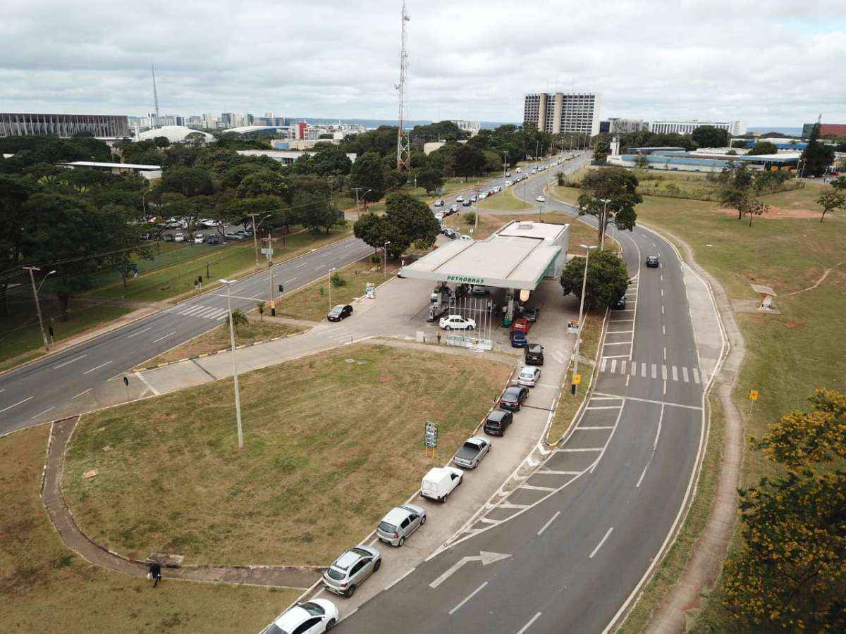 Na segunda-feira, os postos onde há gasolina voltaram a provocar longas filas de carros