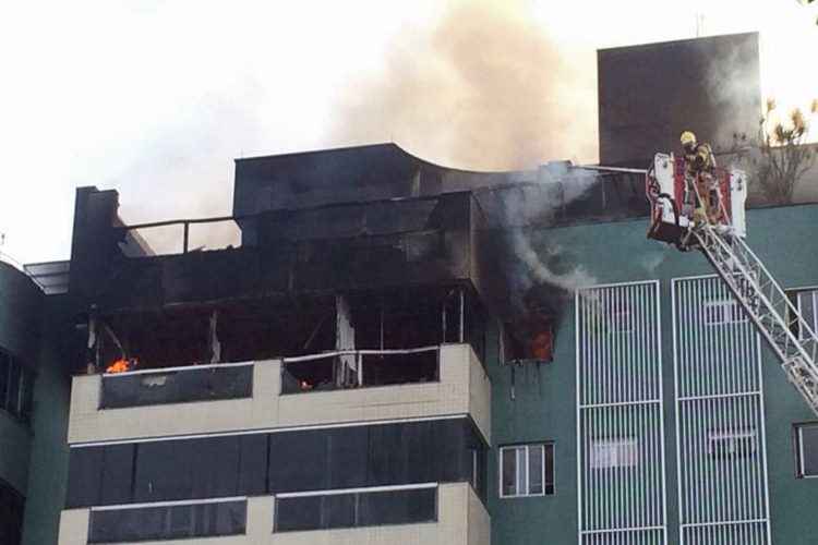 O apartamento número 603 do edifício pegou fogo em 14 de maio, danificando as estruturas da laje do último andar