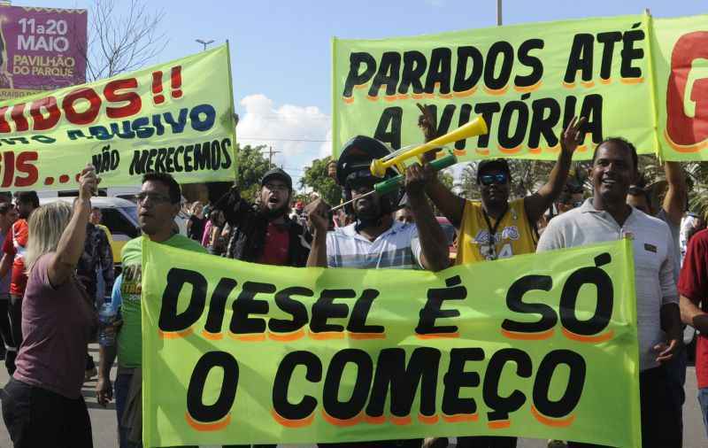 Manifestantes em frente à central de distribuição de combustíveis da Petrobras, no Setor de Indústrias e Abastecimento (SIA), impedem que os caminhões abasteçam os postos de combustíveis