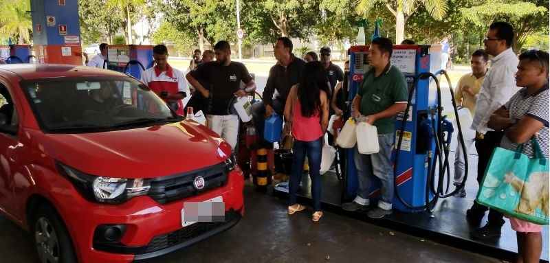 As pessoas estão espalhando notícias falsas, fazendo fila para abastecer seus carros, fazendo fila nos supermercados