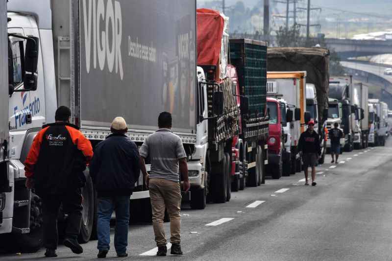 Somente cargas destinadas a hospitais e empresas de transporte público estavam sendo liberadas