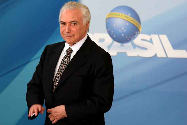 Michel Temer em pé