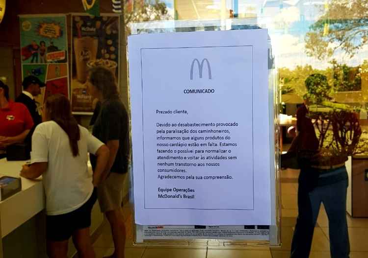 Comunicado foi afixado na porta de loja do McDonald's no Sudoeste