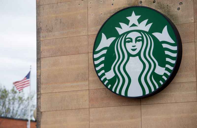 Todos os cafés administrados diretamente pela Starbucks deixarão de atender o público às 14H00, informou a rede