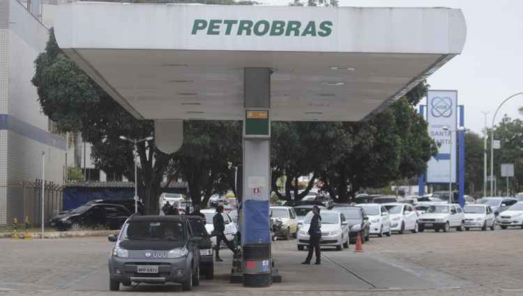 Com a greve dos caminhoneiros longas filas continuam se formando para abastecer nos postos de gasolina