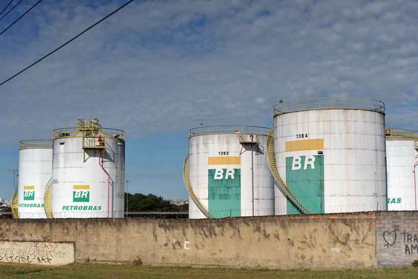 Os petroleiros pedem que a Petrobras volte a produzir 100% da capacidade em suas refinarias