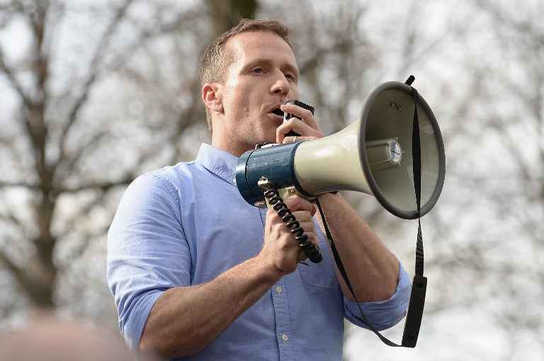 Eric Greitens, republicano e ex-militar de 44 anos, teve sua carreira política abalada após a revelação de que fotografou sua amante nua e amarrada sem a autorização da mulher