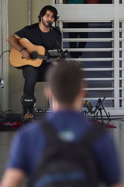 O músico Phillip Sales toca sucessos nacionais e internacionais do rock nas estações de metrô do Distrito Federal