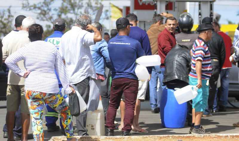 O ideal é que motoristas não recorram a recipientes para abastecer pelos riscos de manejo de líquidos inflamáveis