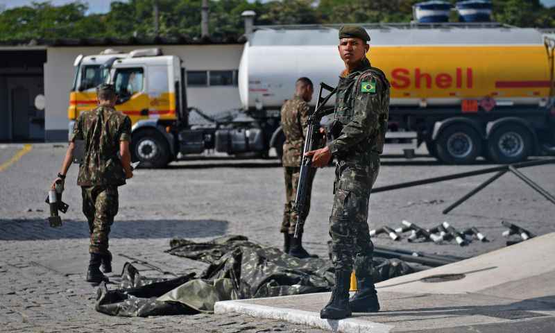 As Forças Armadas afirmam que foram transportadas 35% das necessidades do País durante a terça-feira