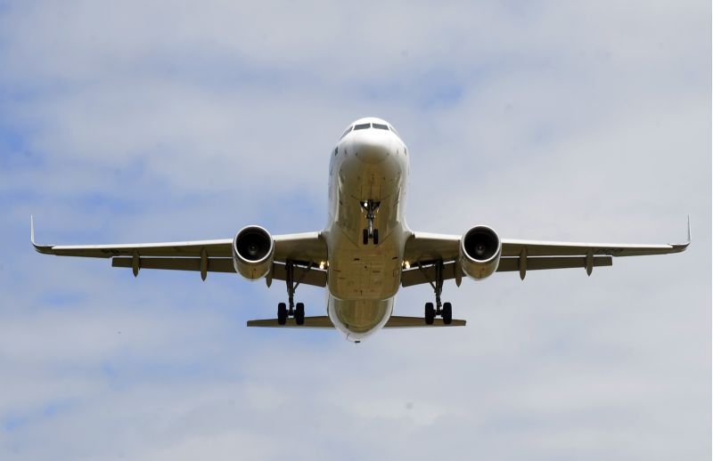 Avião durante voo no Aeroporto Internacional de Brasília Presidente Juscelino Kubitschek