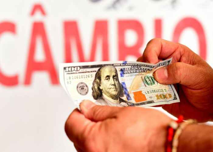 O dólar terminou o dia cotado em R$ 3,7327