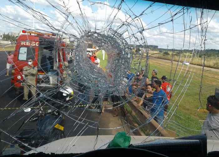 A pedra destruiu o para-brisa do caminhão e atingiu o motorista, que estava parado: vítima chegou a ser socorrida, mas não resistiu