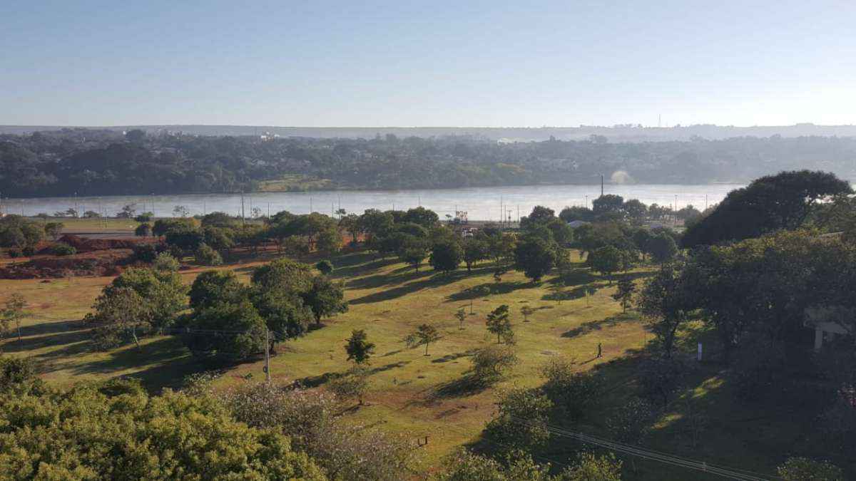 Neste registro, já é possível ver o espelho d'água do Lago Paranoá