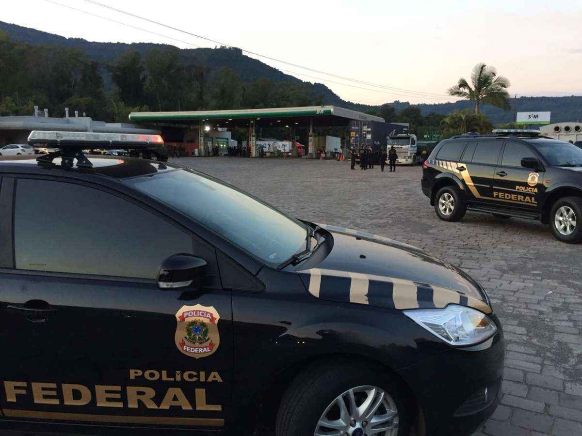 Viaturas da Polícia Federal em frente a posto de gasolina