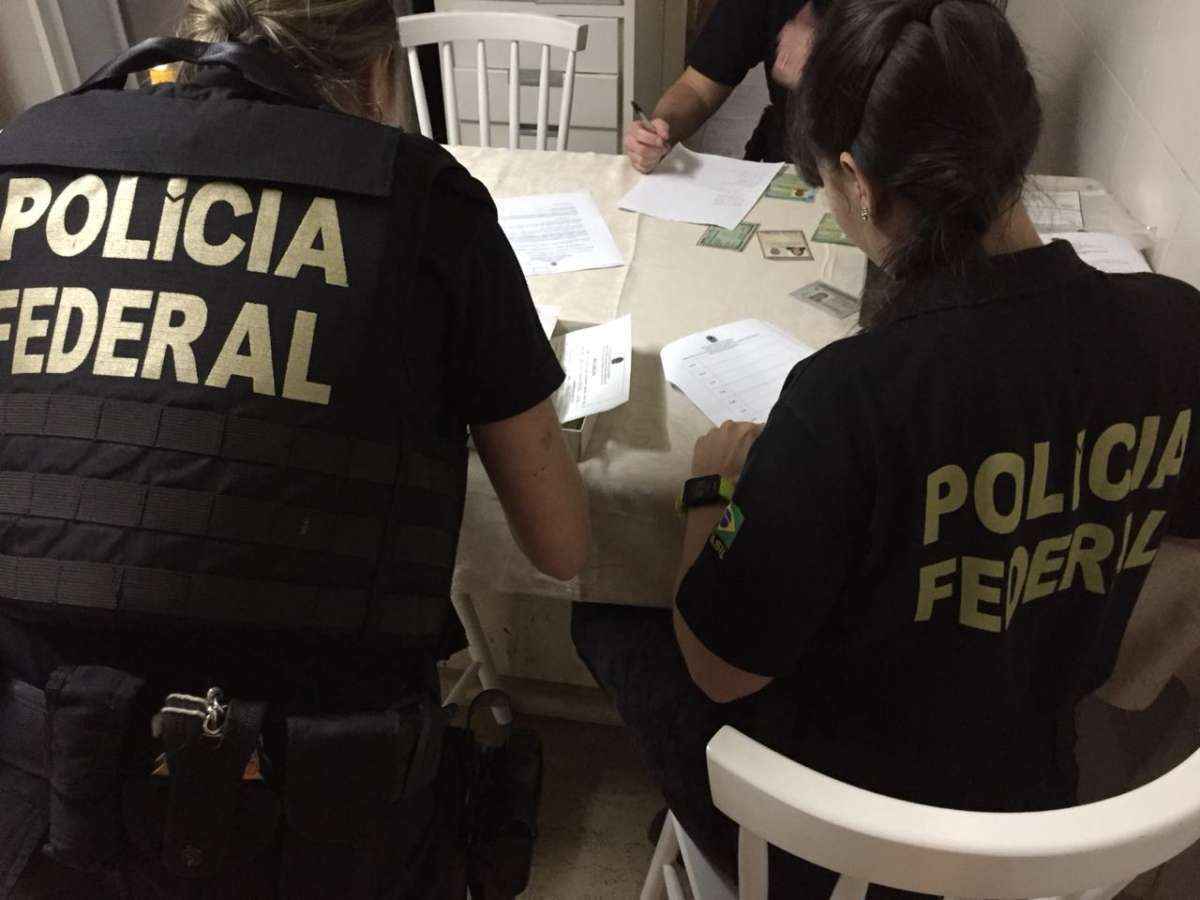 Policiais apreendo materiais