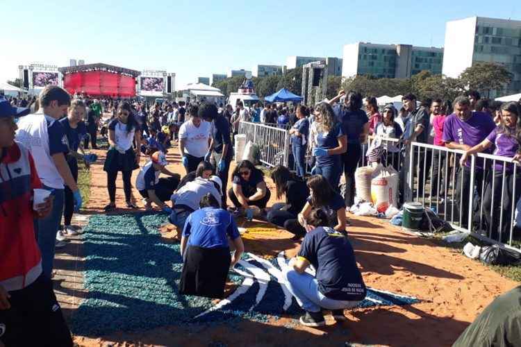 Jovens católicos ocupam a Esplanada para celebrar o Corpus Christi