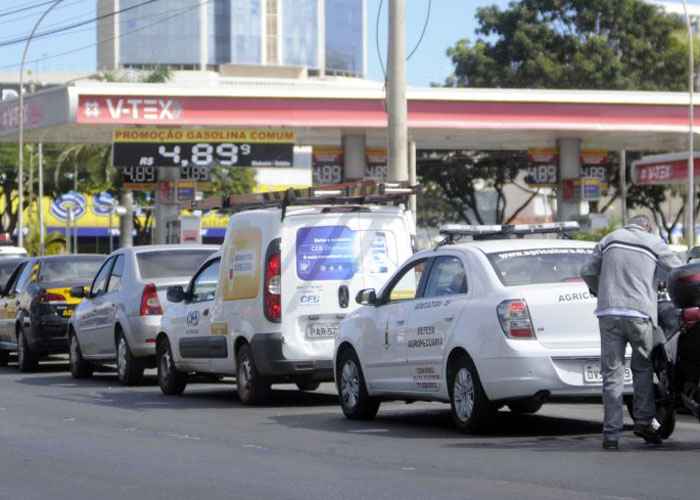 Caminhões seguem escoltados pela Polícia Militar com combustível e gás de cozinha. Aeroporto recebeu querosene e não há interrupção do trânsito nas rodovias federais que que chegam ao DF