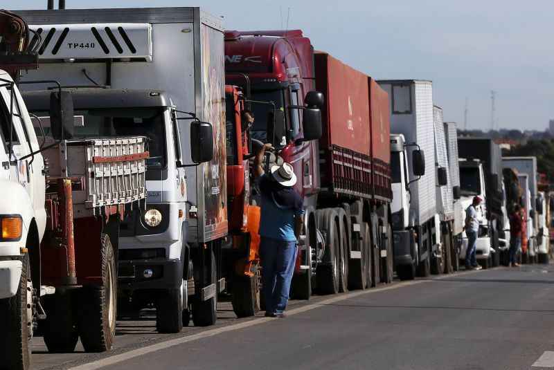 Caminhões parados